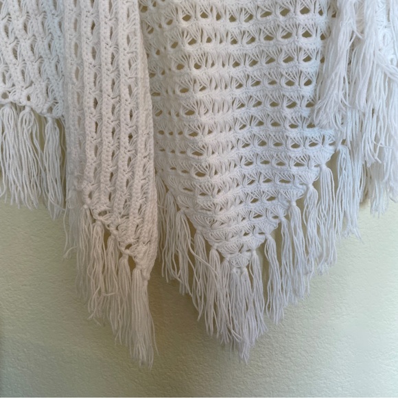 Vintage 70s 80s Handmade White Crocheted Boho Fringe White Shawl - Picture 3 of 8